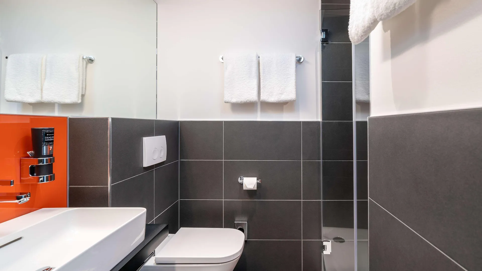 Campanile Vienna South Hotell 3*,